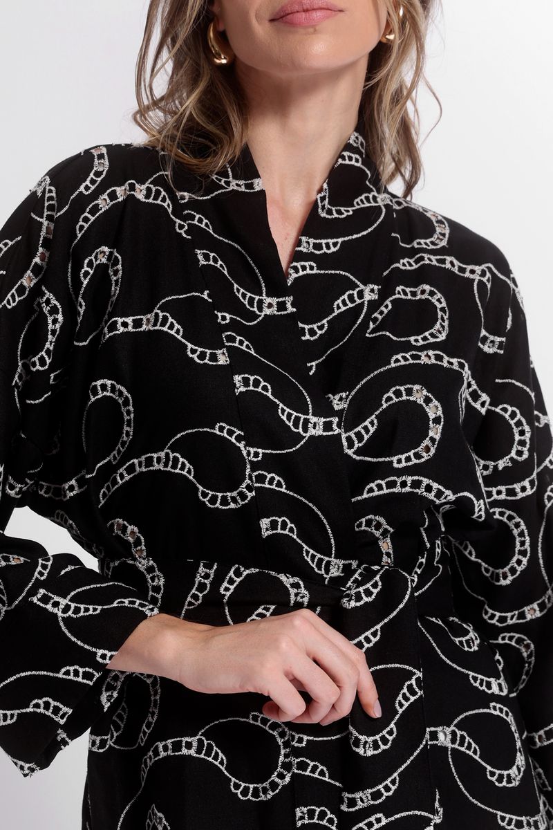 casaco-estilo-kimono-bordado-ingles-com-faixa---preto-0000576701_2