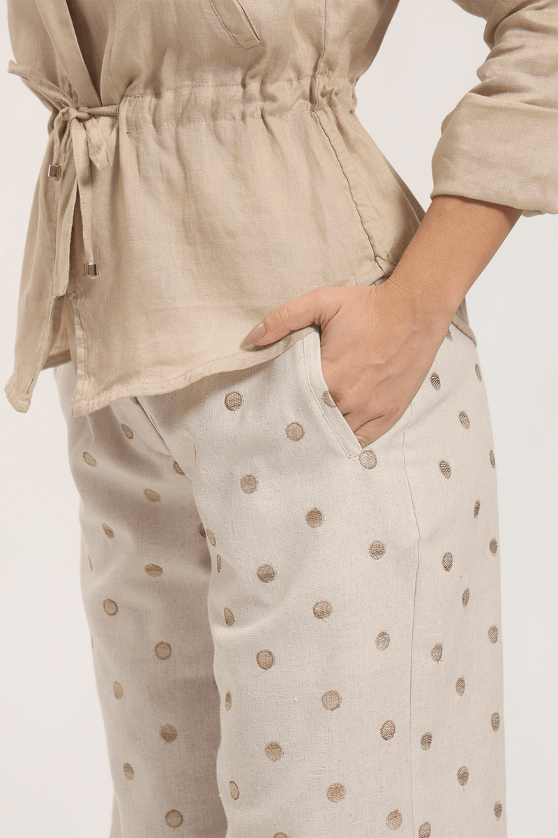 calca-alfaiataria-capri-bordado-poa---areia-0000559201_5